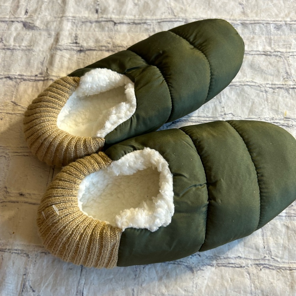 PUFFER OLIVE GREEN AND TAN BACK FAUX WHITE LINING GRIP SOLES WOMEN’S SLIPPERS M